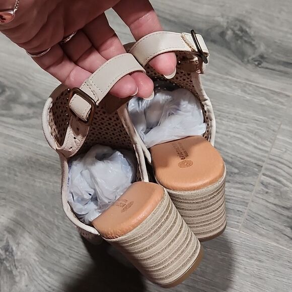 NWT Eric Michael Leather Slotted Heeled Sandal - Picture 2 of 6